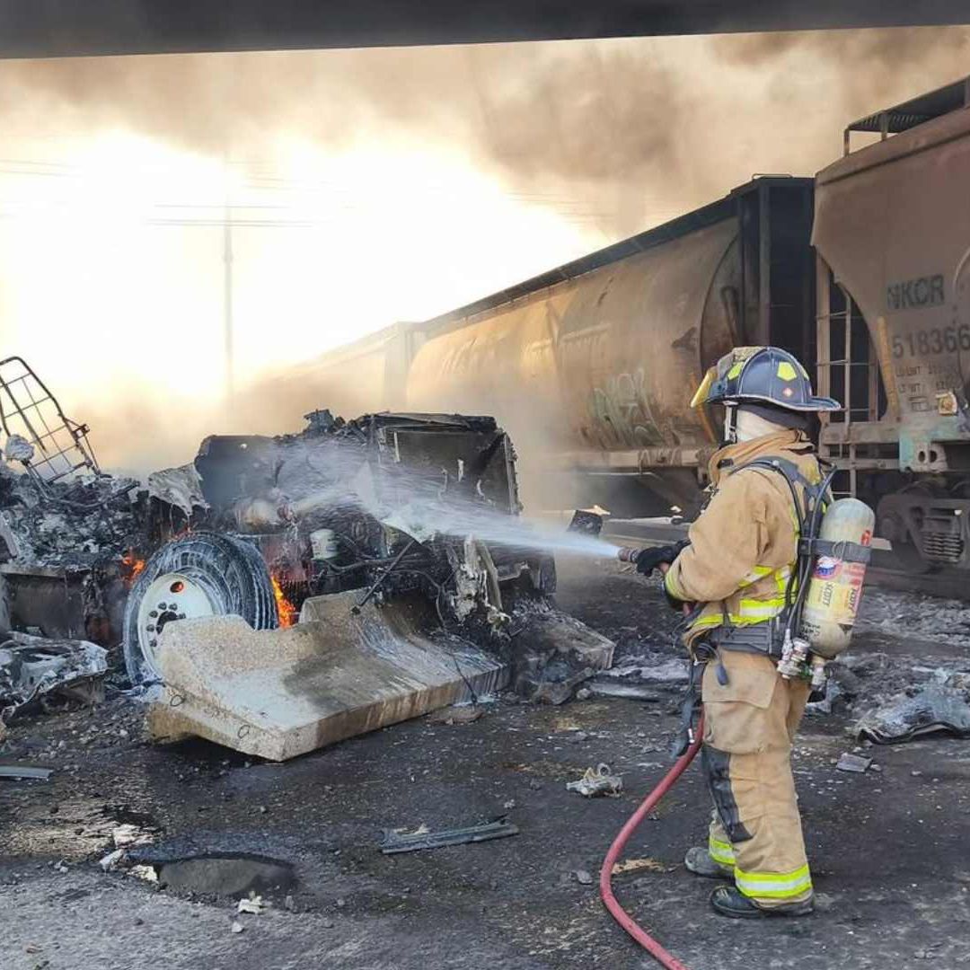 bombero apagando fuego del accidente